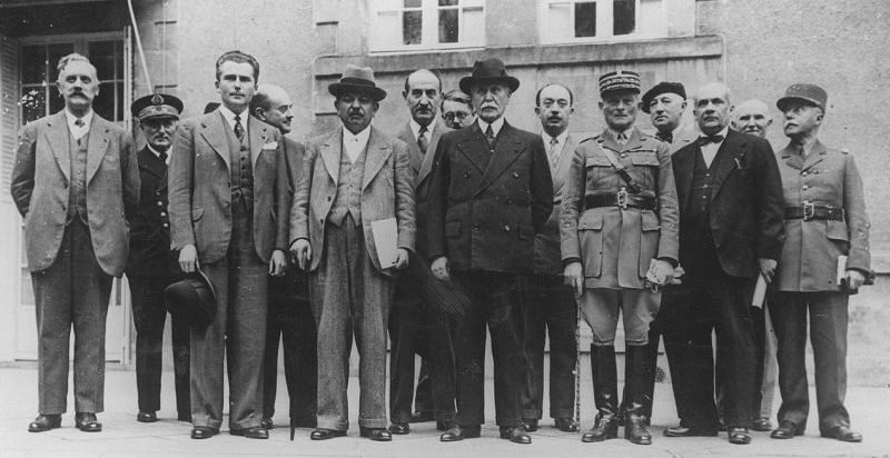 Дарлан Франсуа среди членов правительства Виши. 1940 г.