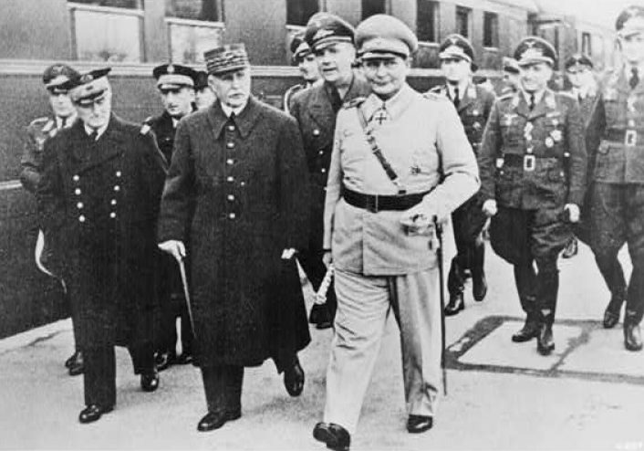 Герман Геринг (справа) встречает Анри Петэна (в центре) и Франсуа Дарлана. 1941 г.