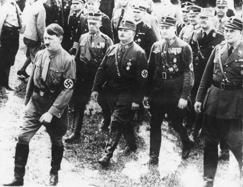 Гитлер и руководство СА на параде. 1926 г.