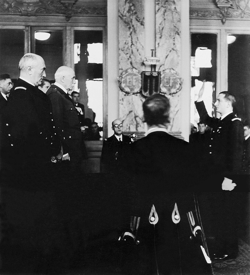 Рене Буске, префект Марны и префект региона Шампань-Арденны, присягает на верность маршалу Петену в присутствии адмирала Дарлана в Виши. 1942 г.