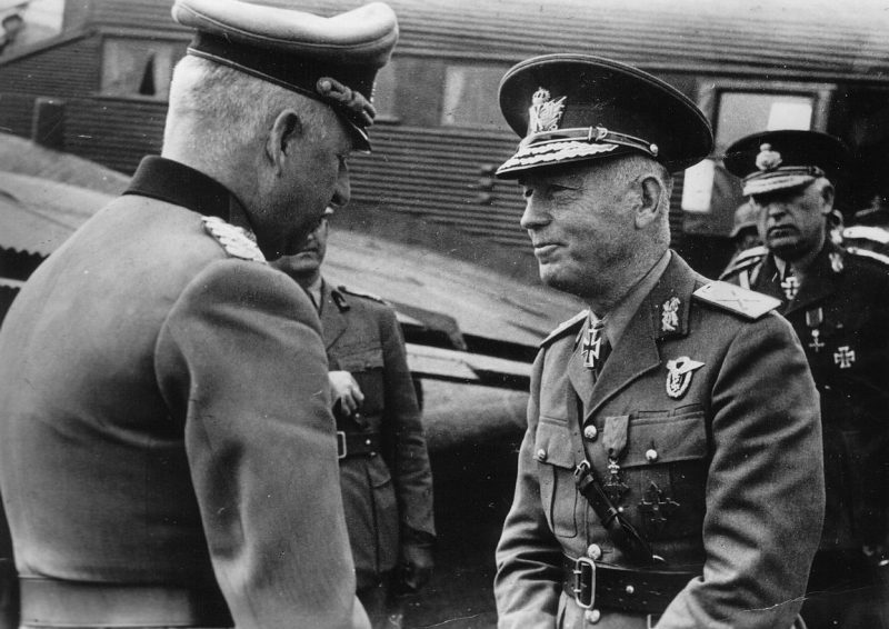 Маршал Эрих фон Манштейн (слева) и маршал Ион Антонеску на полевом аэродроме. 1943 г.