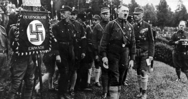 Генрих Гиммлер, Рудольф Гесс, Грегор Штрассер, Адольф Гитлер, Франц фон Пфеффер среди штурмовиков СА. 1927 г. 