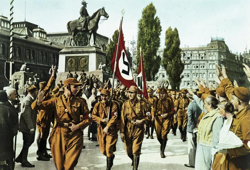 Бойцы СА во главе с Хорстом Весселем маршируют по улицам Нюрнберга. 1929 г.
