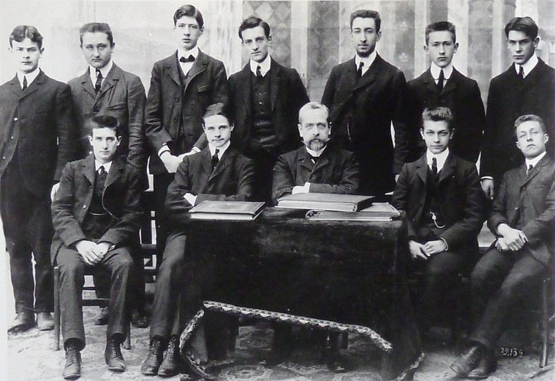 Де Голль (задний ряд, третий слева) во время учебы в Коллеже Станислас де Пари. 1908 г.