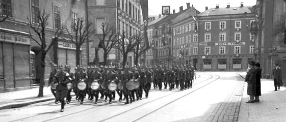 Оркестр СА марширует за маршем оркестра СА на празднование Первого мая. 1938 г.