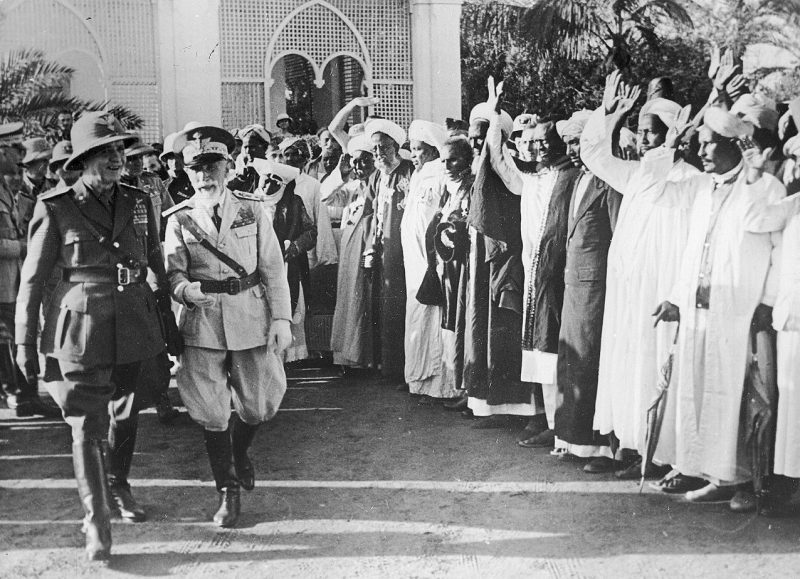 Абиссинцы приветствуют маршалов: Пьетро Бадольо (слева) и Эмилио де Боно. 1936 г.