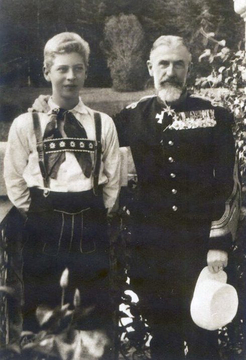 Король Румынии Карол I со своим внучатым племянником, будущим Каролем II. 1907 г.