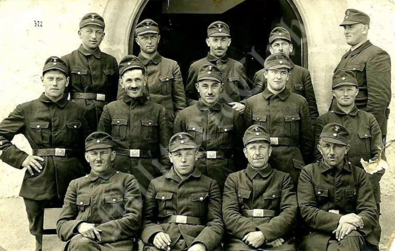 Групповое фото служащих «SA Wehrrnannschaften».