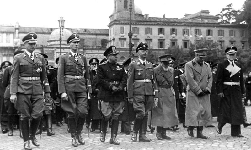 Де Боно Эмилио в свите Гиммлера. 1940 г. 