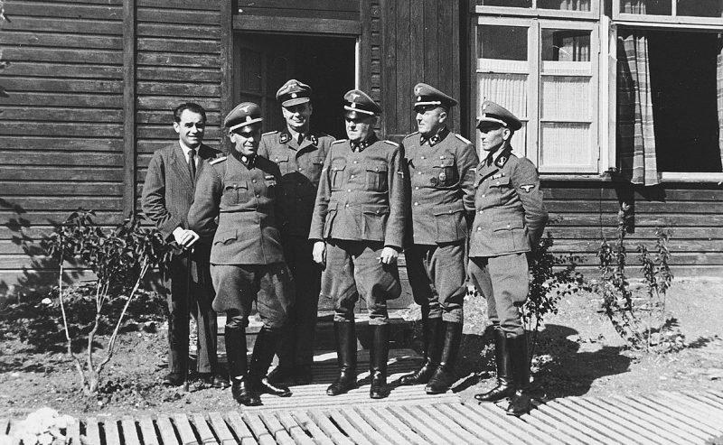 Офицеры СС перед бараком в концентрационном лагере Хинцерт. 1940 г.