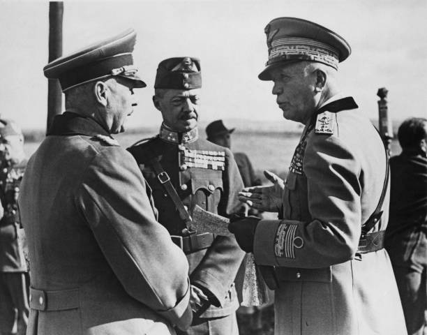 Генерал Вернер фон Фрич, главнокомандующий немецкой армией, с военным министром Венгрии Вилмасом Рёдером и маршалом итальянской армии Пьетро Бадольо во время немецких военных маневров в Мекленбурге. 1937 г.