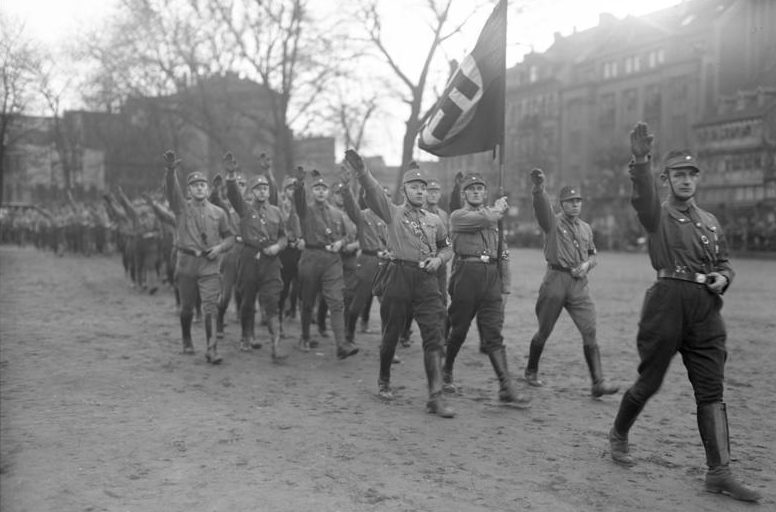 Гитлеровские штурмовики на марше в Веймаре. 1930 г.
