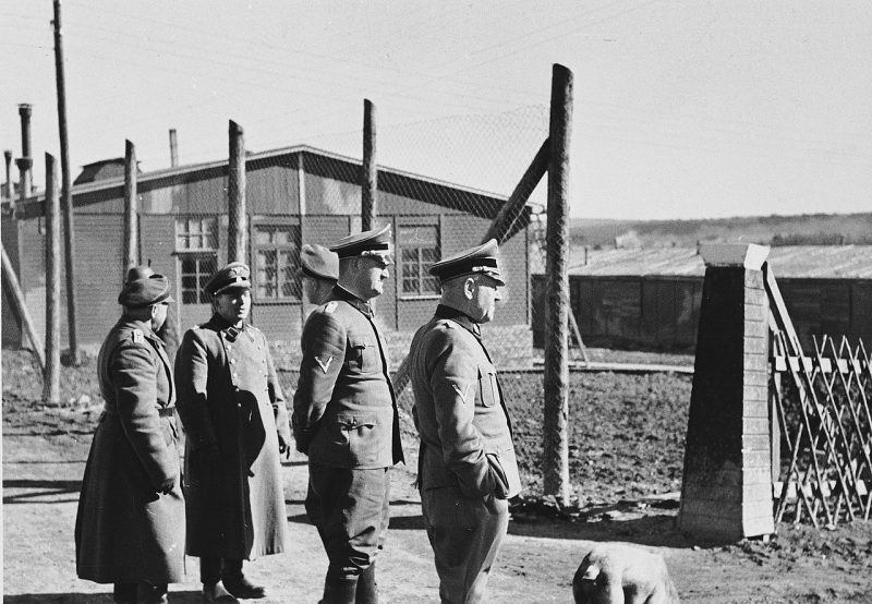 Офицеры СС перед бараком в концентрационном лагере Хинцерт. 1940 г.