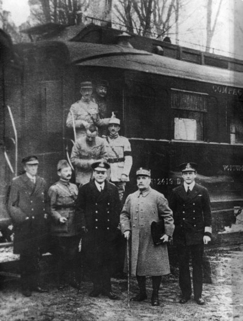 Генерал Максим Вейган в Компьенском лесу после достижения соглашения о перемирии. 1918 г.