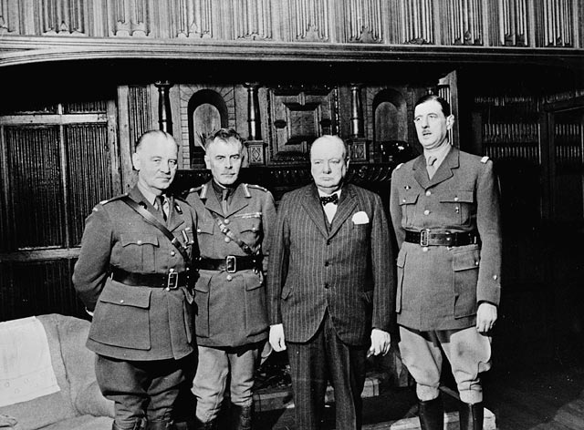Шарль де Голль с Эндрю Макнотоном, Владиславом Сикорским и Уинстоном Черчиллем. 1941 г. 