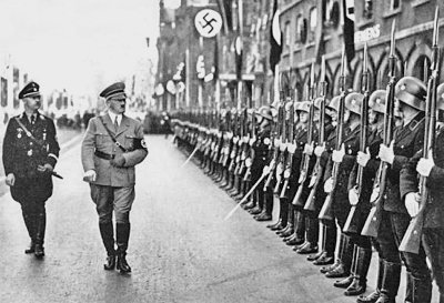 Адольф Гитлер и рейхсфюрер СС Генрих Гиммлер обходит строй «Лейбштандарта».