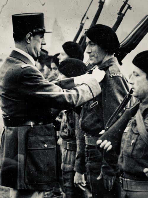 Генерал де Голль награждает капитана Франсуа Тьерри-Мига. 1941 г.
