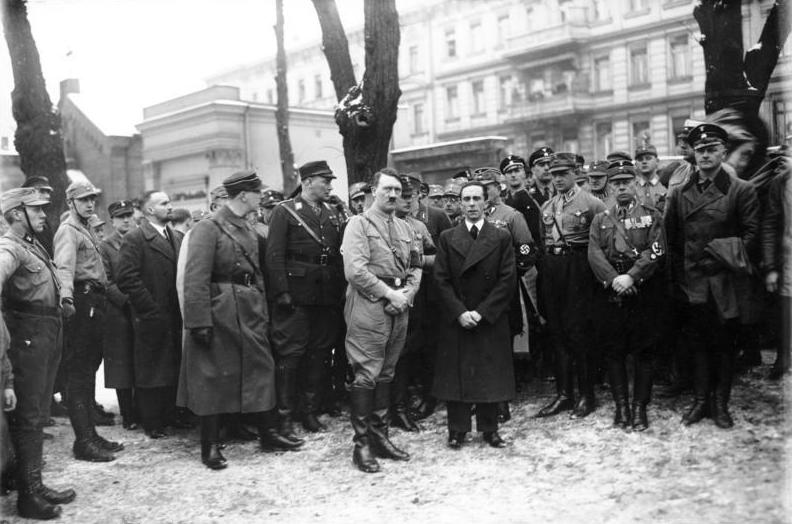 Лидеры нацистов у могилы Весселя. 1933 г.