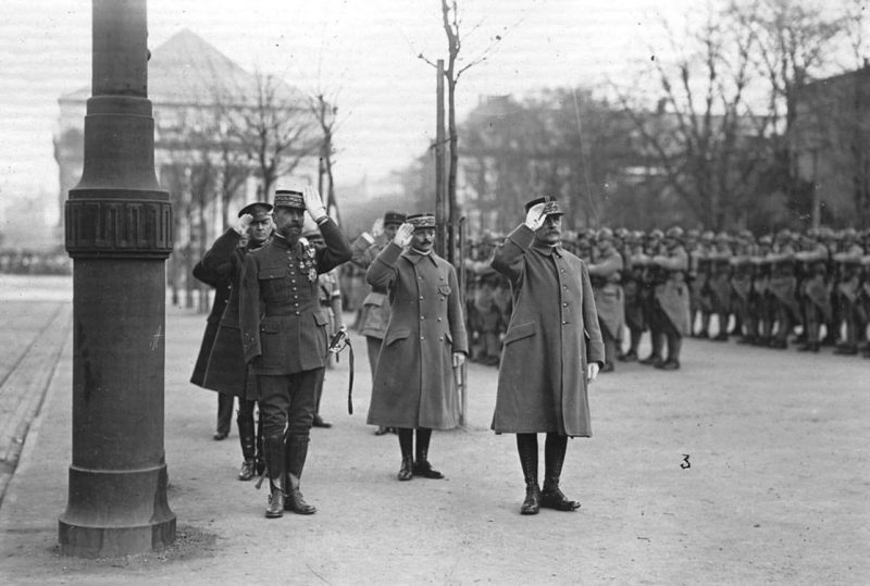 Маршал Фош в сопровождении генералов Вейгана и Гуро на площади Республики. 1920 г.