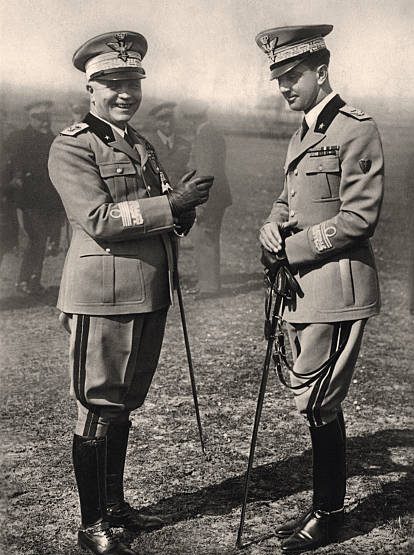 Маршал Пьетро Бадольо с наследным принцем Италии, позднее королем Умберто II. 1940 г. 