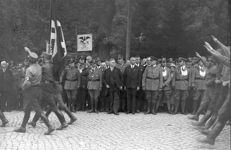 Нацисты со Знаменем крови в Бад-Гарцбурге. 1931 г.