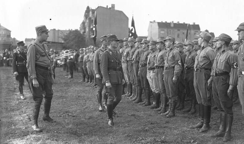 Оберфюрер Карл Эрнст проводит смотр подразделений СА в Берлине. 1932 г.