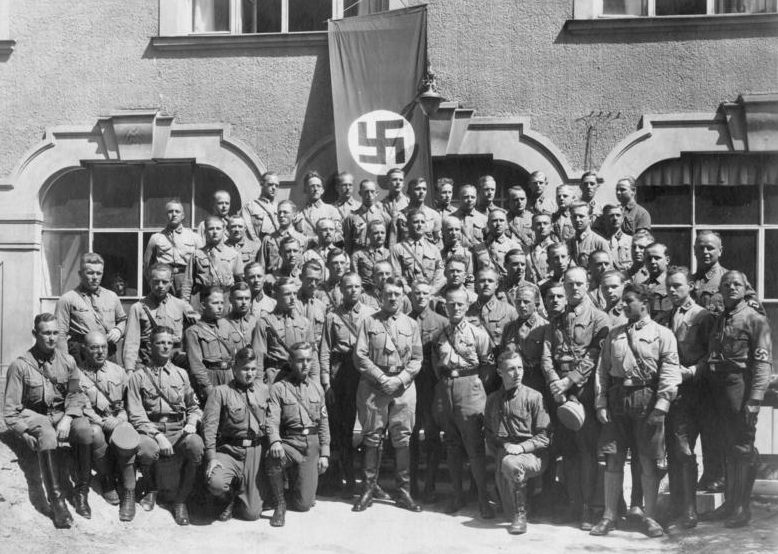 Гитлер со штурмовиками СА. 1931 г.