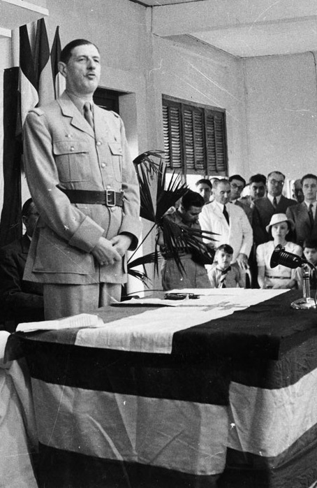 Де Голль на открытии Браззавильской конференции. 1944 г.