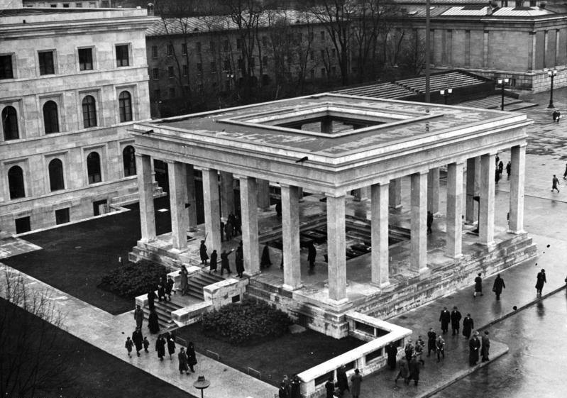 Южный Храм чести на площади Кёнигсплац в Мюнхене. 1936 г. 