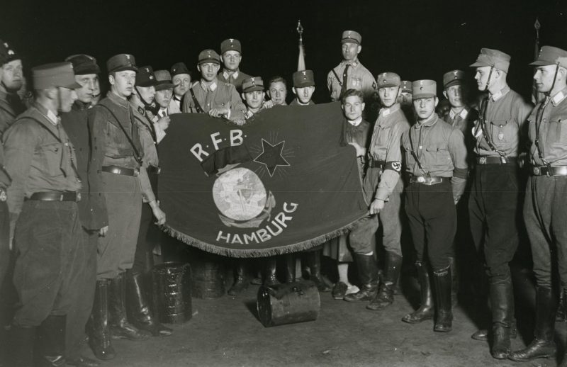 Члены Гамбургской СА с трофейным флагом Объединения бойцов Красного фронта. 1932 г.