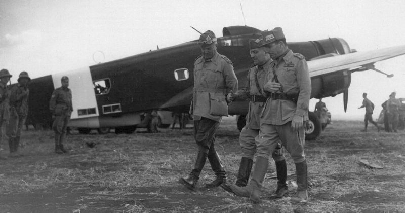 Итальянские генералы Уго Кавальеро и Этторе Бастико на авиабазе в Ливии. 1942 г.