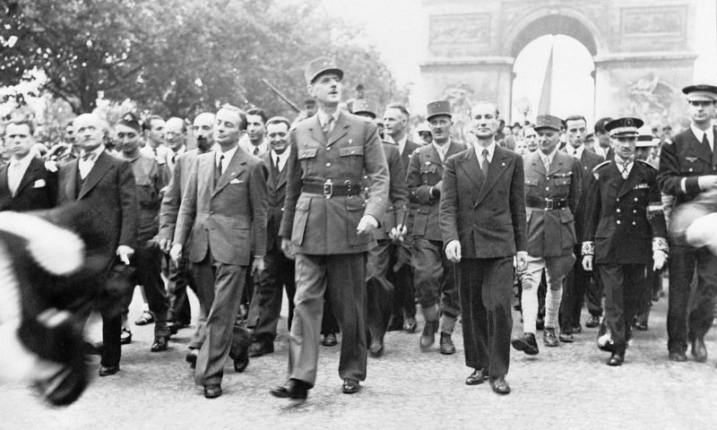 Генерал де Голль и сопровождающие его лица на Елисейских полях после освобождения Парижа в августе 1944 года.