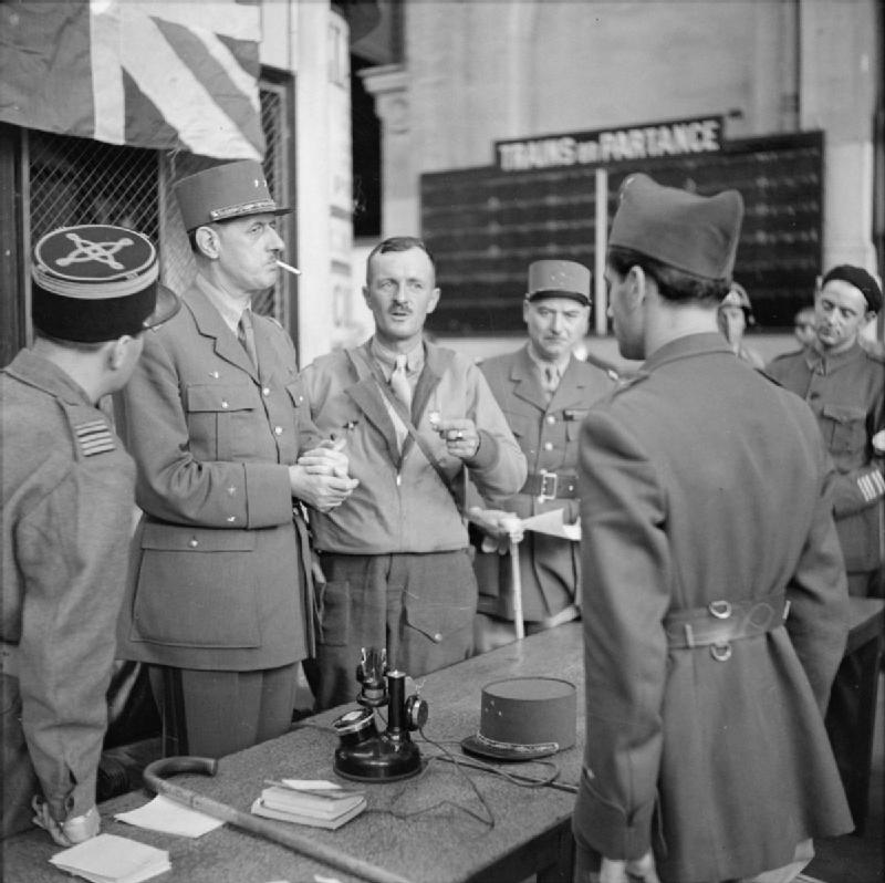 Генерал де Голль с генералом Леклерком и другими французскими офицерами на вокзале Монпарнас в Париже, 25 августа 1944 г.