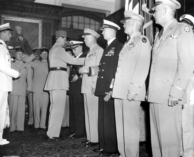 Де Голль вручает орден Почетного легиона офицерам американской армии и флота. 1945 г. 