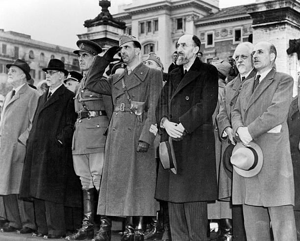 Принц Гумберт II Савойский с министрами Иваноэ Бономи, Алессандро Казати, Умберто Тупини, сенатором Карло Сфорца и английским офицером. Рим, 1944 г. 