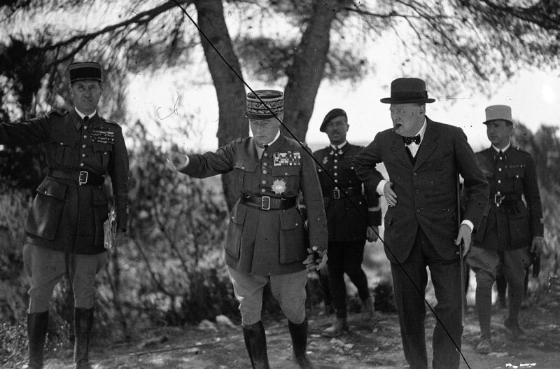 Генерал Гамелен дает объяснения г-ну Черчиллю на Юго-восточных маневрах. 1936 г.