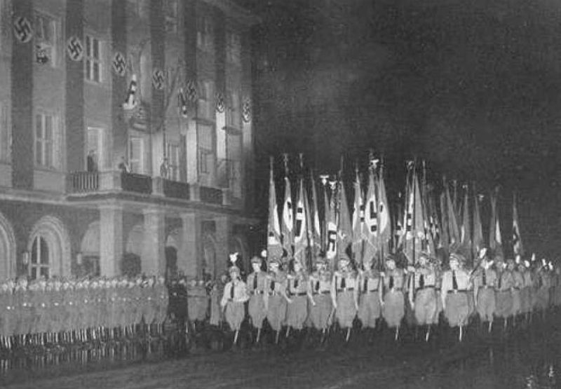 Ночной марш СА в честь назначения Гитлера новым канцлером Германии. 1933 г.