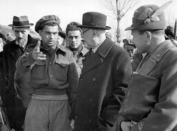 Партизан Арриго Болдрини беседует о положении на фронте с премьер-министром Италии Иваноэ Бономи и с военным министром Алессандро Казати. 1945 г.