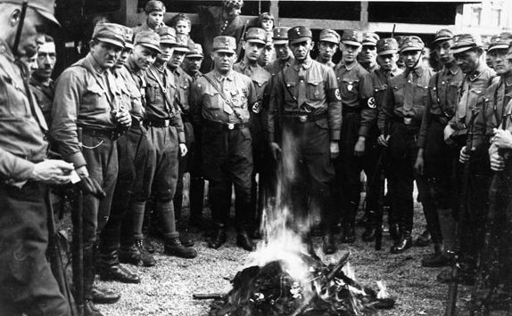 Члены СА сжигают флаги в Мюнхене. 9 марта 1933 г. 