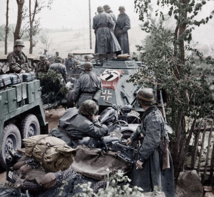 Солдаты 3-й танковой дивизии СС «Тотенкопф» на Восточном фронте. 1941 г. 