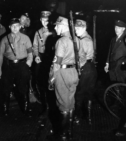 Вооруженные члены СА в Мюнхене. 9 марта 1933 г.