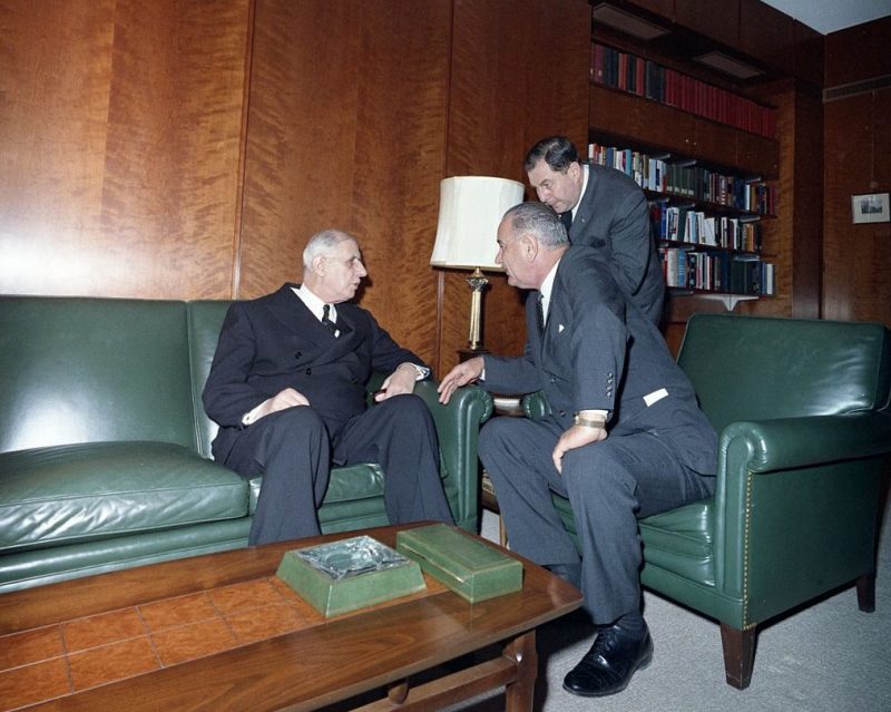 Де Голль с президентом Линдоном Б. Джонсоном в Вашингтоне. 1963 г.