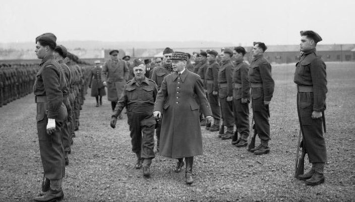 Генерал Морис Гамлен, главнокомандующий французской армией, делает смотр канадским войскам в Олдершоте. 1940 г.