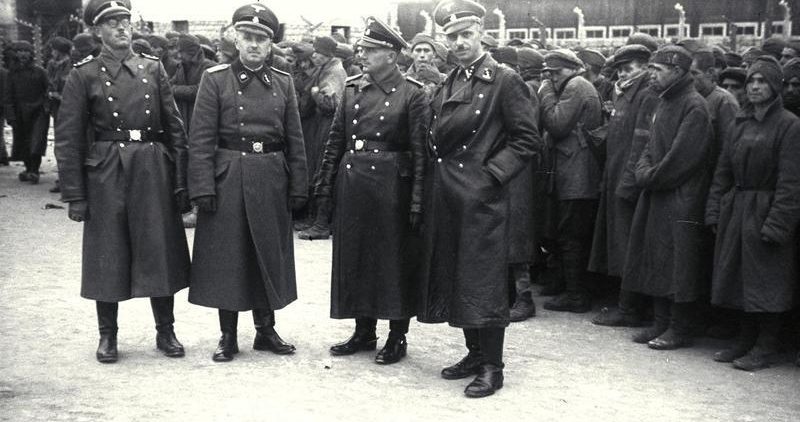 Концлагерь Маутхаузен, эсэсовцы перед заключенными. 1941 г.