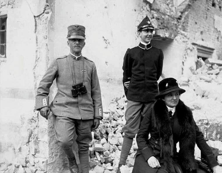 Король Витторио Эмануэле III с королевой Еленой и принцем Пьемонта Умберто. 1915 г. 