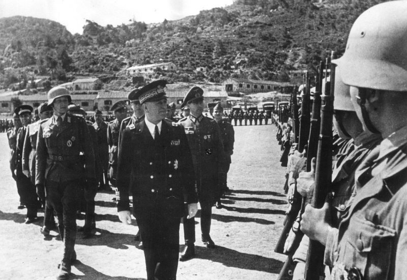 Вице-адмирал Иниго Кампиони приветствует немецкую штурмовую бригаду на Крите. 1943 г.