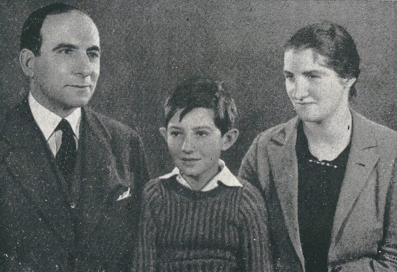 Жан де Латр де Тассиньи с женой Симонной и сыном Бернаром в 1937 году.