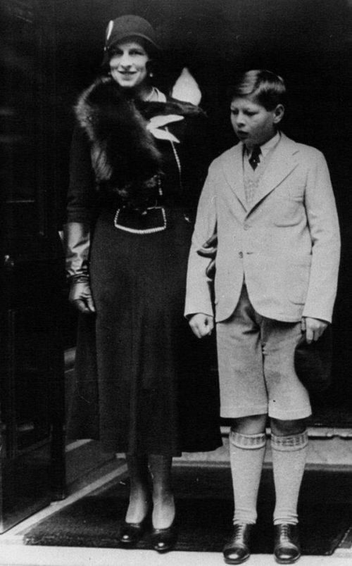 Принцесса Румынии Елена (будущая королева-мать) и ее сын, наследный принц Михаил. 1932 г.