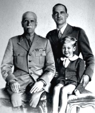 Виктор Эммануил III из Италии с сыном Умберто и внуком Витторио. 1943 г.