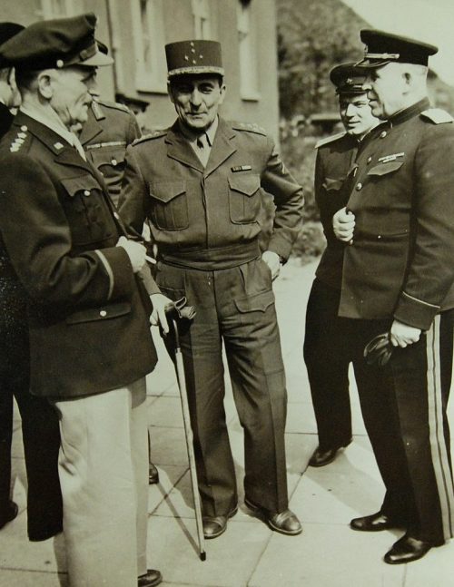 Жан де Латр де Тассиньи перед подписанием условий капитуляции в Реймсе. 1945 г.